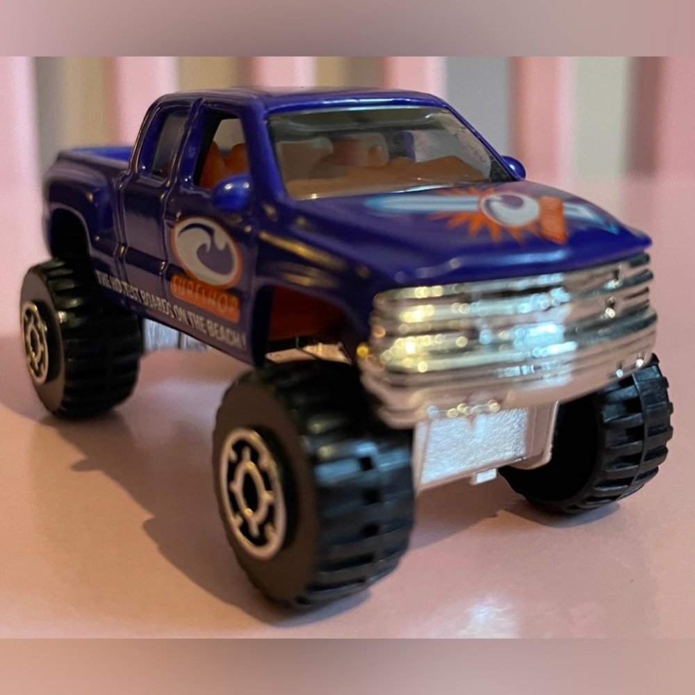 Matchbox 1999 CHEVROLET SILVERADO 4X4 "Surf Shop"